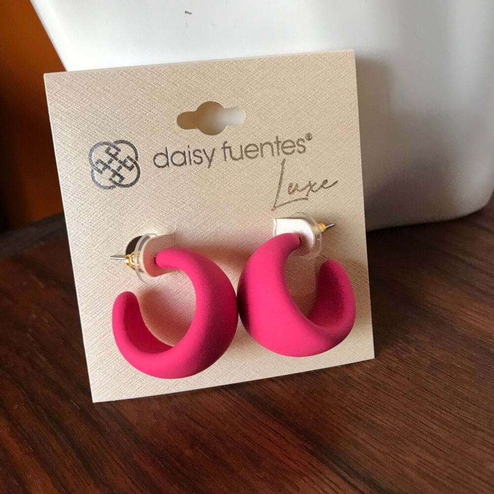 NWT Daisy Fuentes chunky pink semi-hoop earrings new on card